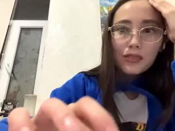 Im Luna, my mom is outside the door, I hope she doesn’t find out where I stream