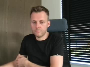 Max_take_off_clothes