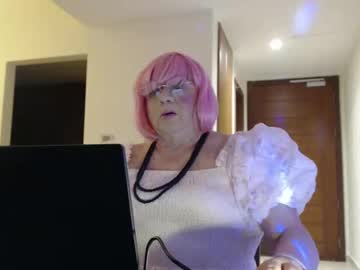 My name is Sissy (or, more fully, Suzanna Aprilia Mejia). Yo soy una chimba mariquita.